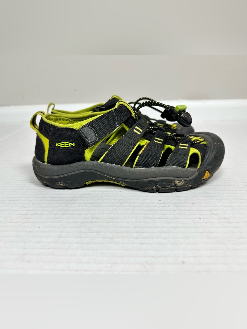 Keen Newport H2 Waterproof Hiking Sandals Big Kids Size 3.0